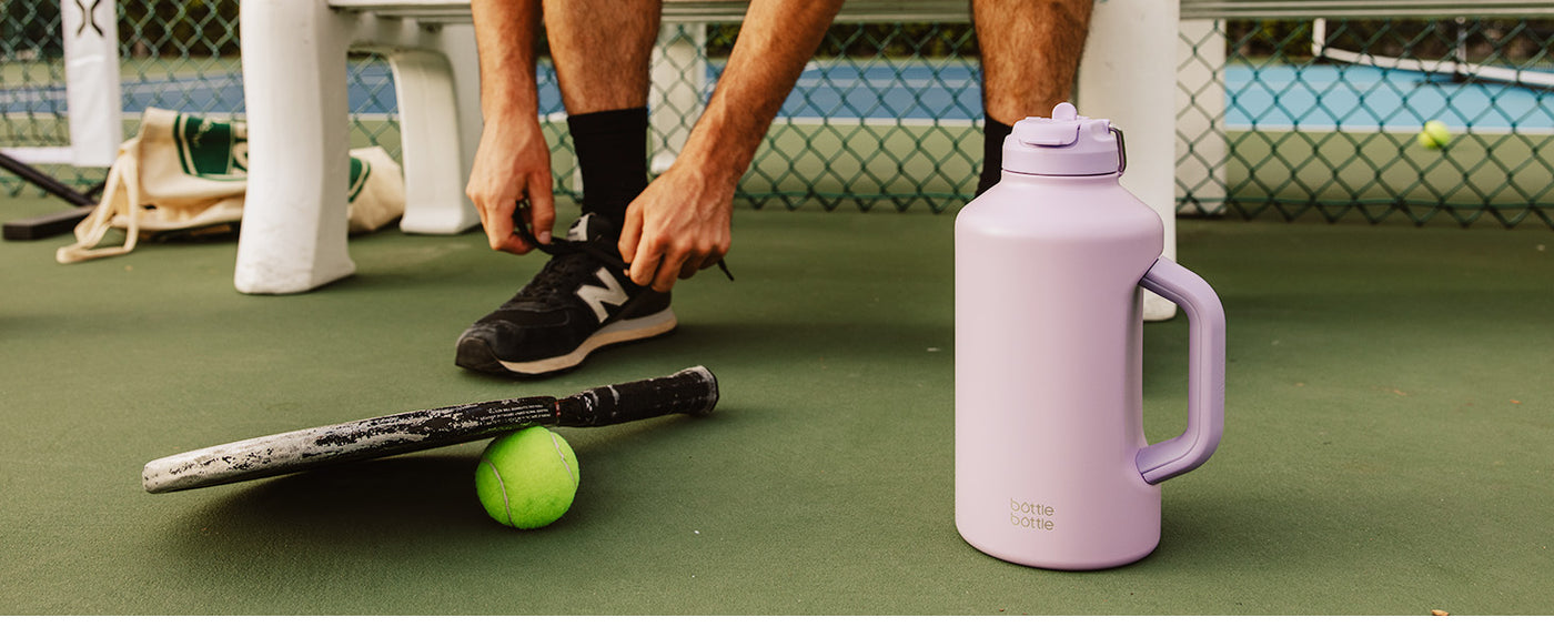 Insulated Water Bottle 64 oz with Straw and Dual-use Lid Stainless Steel Water Bottle for Men with Handle Vacuum Insulated jug for Workout Gym Soccer and Sports
